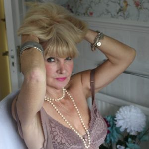 Nouvelle en ville, curieuse Mireille - rencontre-Naturiste-Béziers